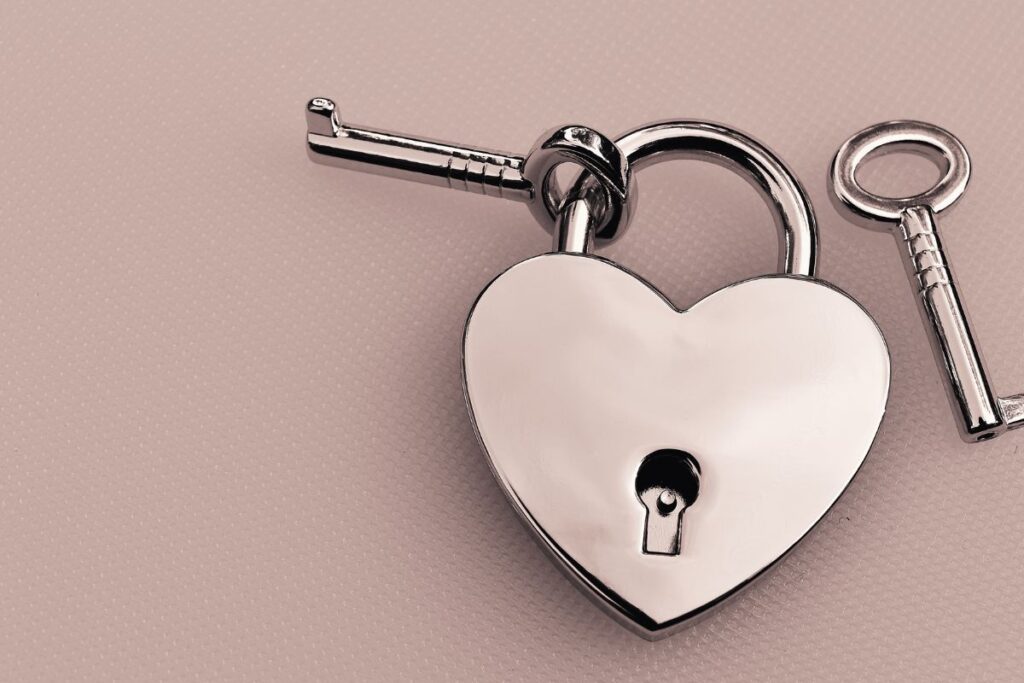 Image représentant 2 clés avec un cadenas en forme de coeur. Image symbolique des blessures émotionnelles de l'enfance ( dépendance affective et rejet ). Problématiques des blessures de l'enfance avec hypnose thérapeutique. Accompagnement thérapeutique pour la gestion des émotions