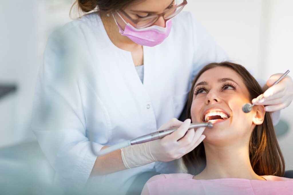 Illustration d'une femme se faisant faire une extraction dentaire par un chirurgien dentiste, dans le cadre d'une opération de chirurgie dentaire. Cette image représente la préparation chirurgicale dans le cadre de l'hypnose pour la gestion de la douleur, gestion du stress et de l'anxiété lors d'une chirurgie du cabinet Hypnoharmony à Genève Acacias Suisse. Hypnose Ericksonienne, humaniste, régressive et spirituelle à Genève