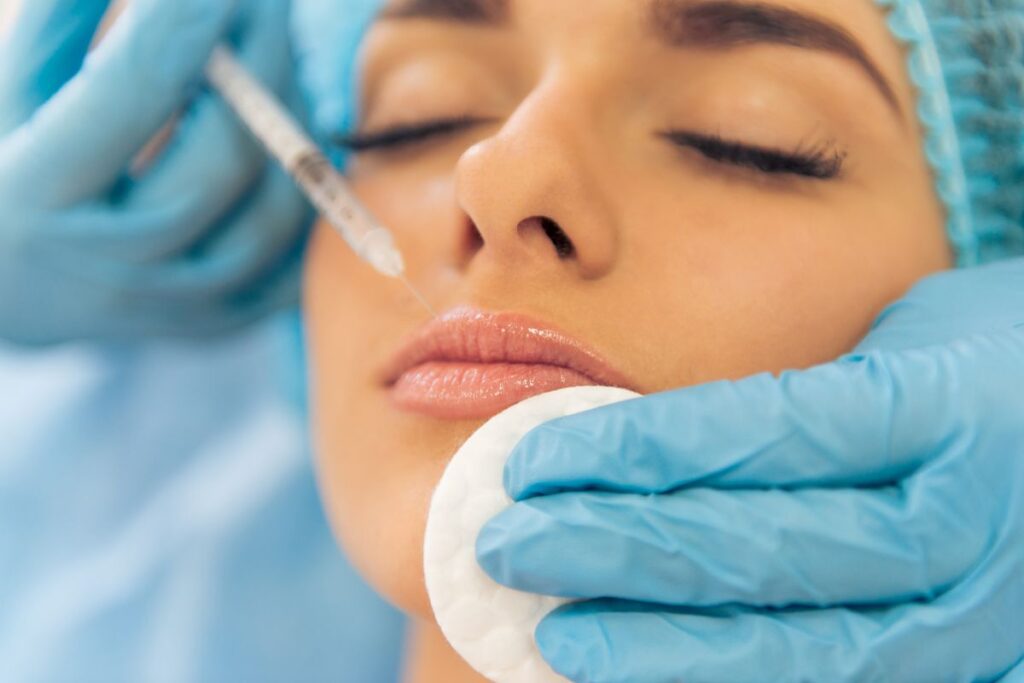Illustration d'une femme se faisant faire une injection sur le visage dans le cadre d'une opération de chirurgie esthétique. Cette image représente la préparation chirugicale dans le cadre de l'hypnose pour la gestion de la douleur, gestion du stress et de l'anxiété lors d'une chirurgie du cabinet Hypnoharmony à Genève Acacias Suisse. Hypnose Ericksonienne, humaniste, régressive et spirituelle à Genève