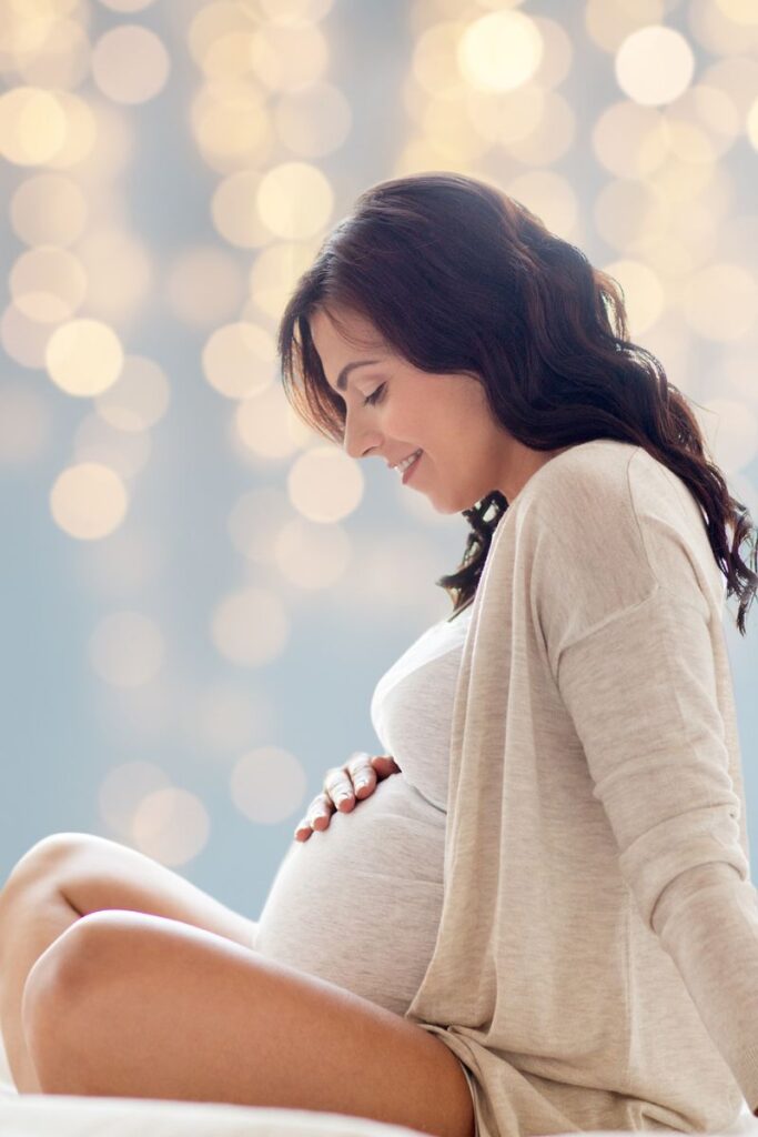 Illustration d'une femme enceinte souriante, touchant son ventre. Cette image représente la préparation accouchement dans le cadre de l'hypnose médicale pour la gestion de la douleur, gestion du stress et de l'anxiété lors d'un accouchement du cabinet Hypnoharmony à Genève Acacias Suisse. Hypnose Ericksonienne, humaniste, régressive et spirituelle à Genève