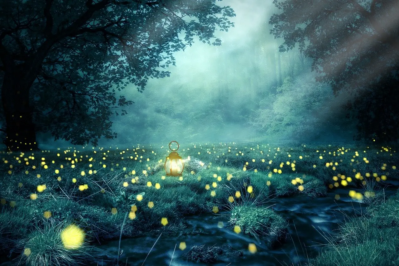 forêt féérique illuminée par des centaines de lucioles, avec une lanterne posée au milieu. L'hypnose : comprendre ses principes et ses bienfaits.