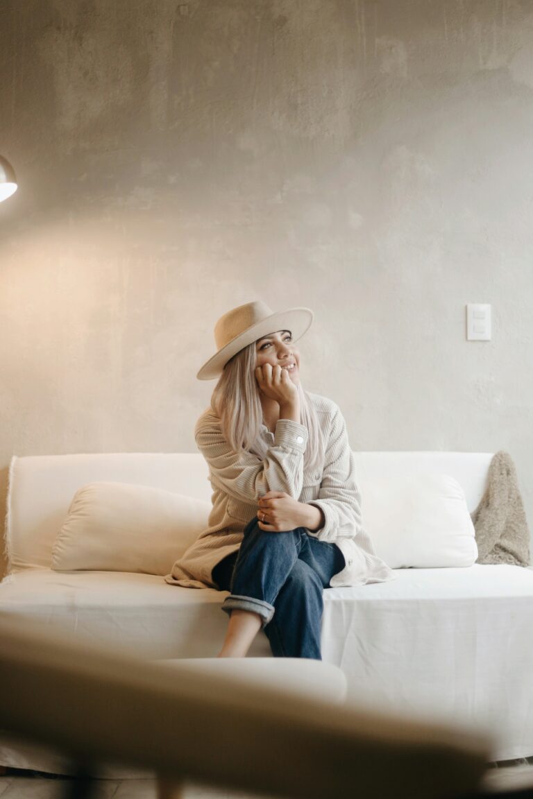 femme assise sur un canapé : prise de poids et ménopause
