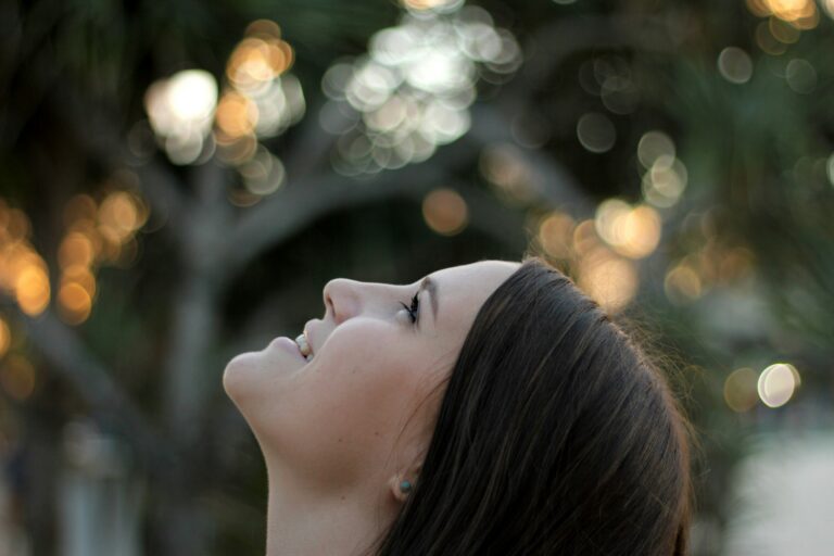 femme souriante regardant le ciel, idées reçues sur l'hypnose