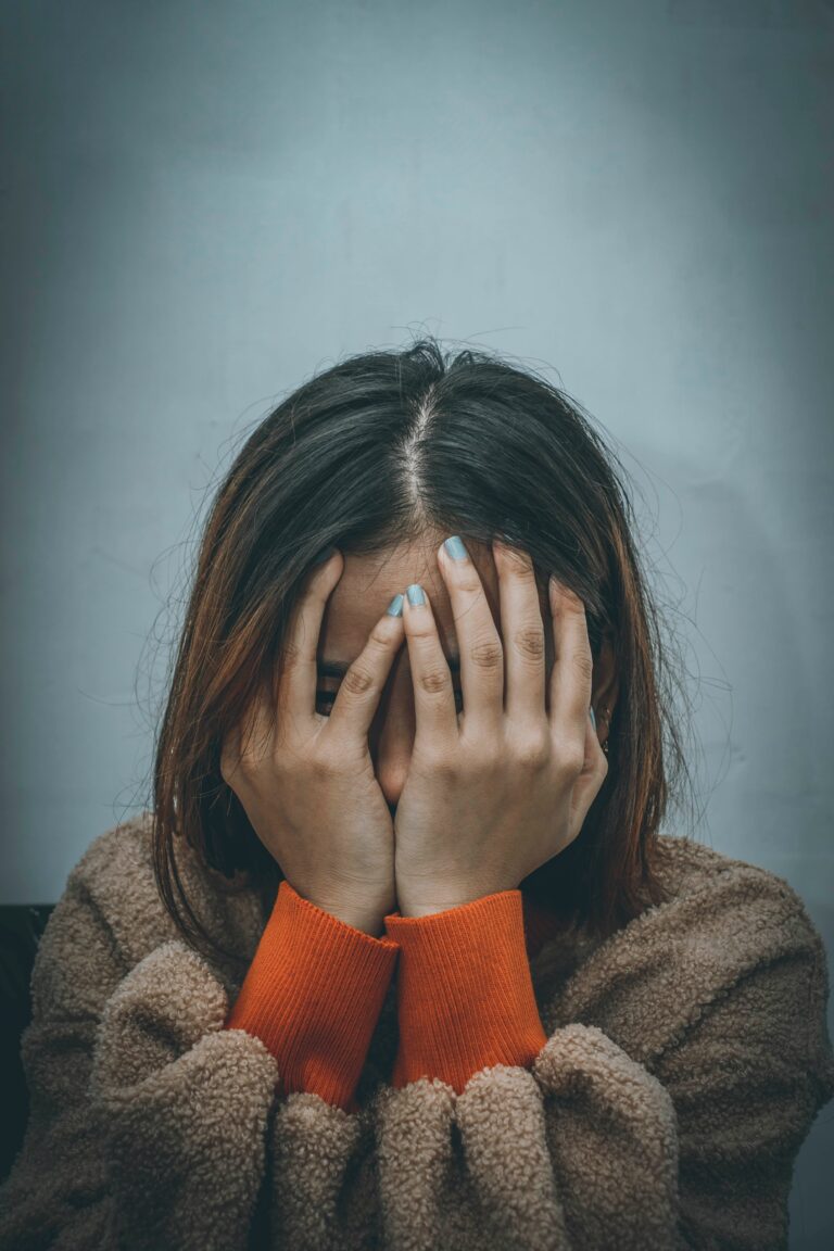 femme se tenant la tête dans les mains : illustrant le harcèlement au travail