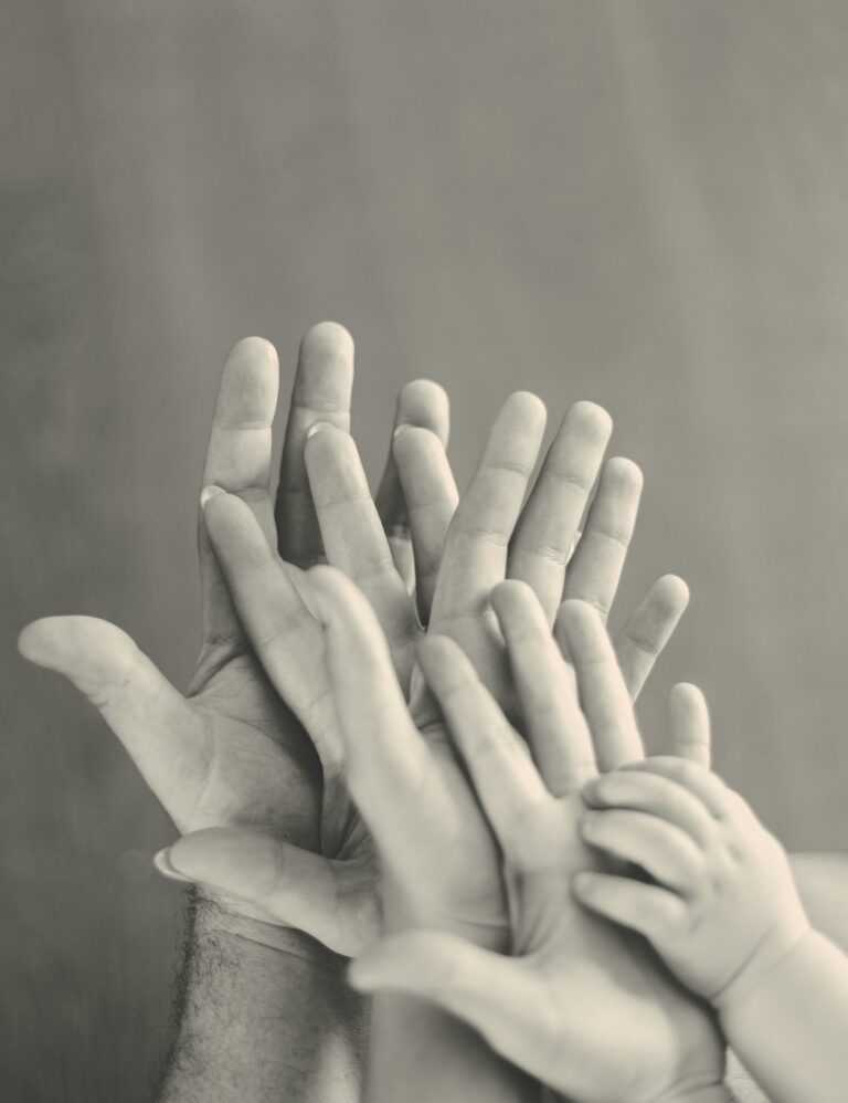 jeux de mains représentant le lien transgénérationnel pour les constellations famililales