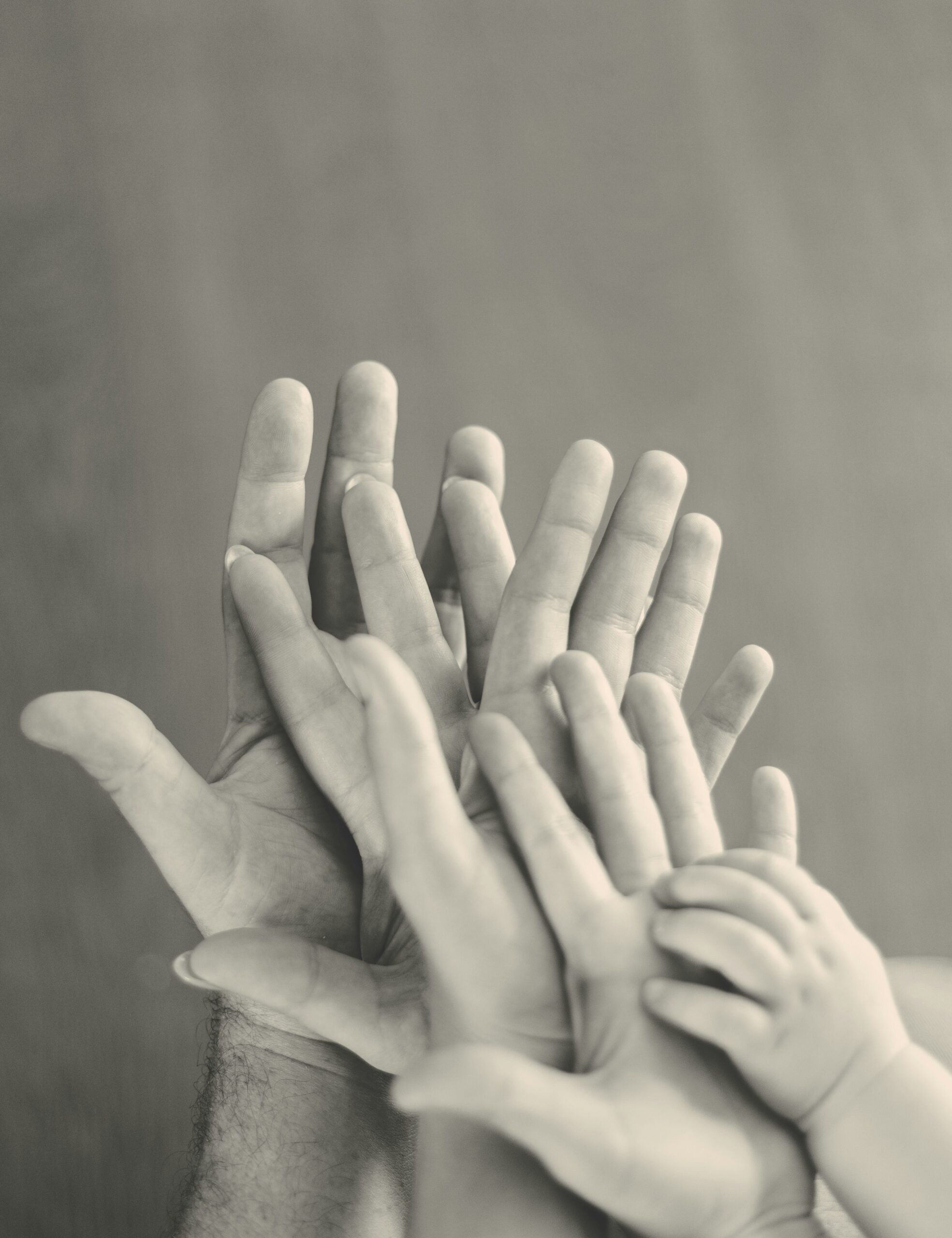 jeux de mains représentant le lien transgénérationnel pour les constellations famililales