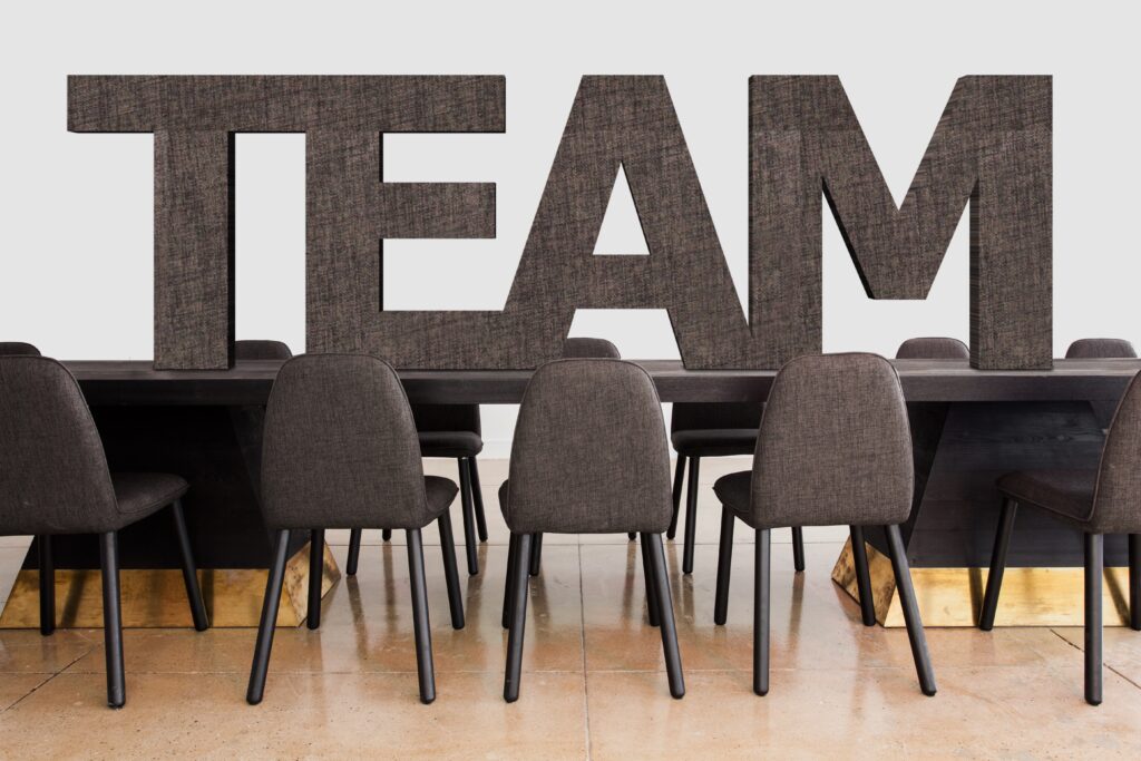 lettres team,posées sur une table : partenariat bien être