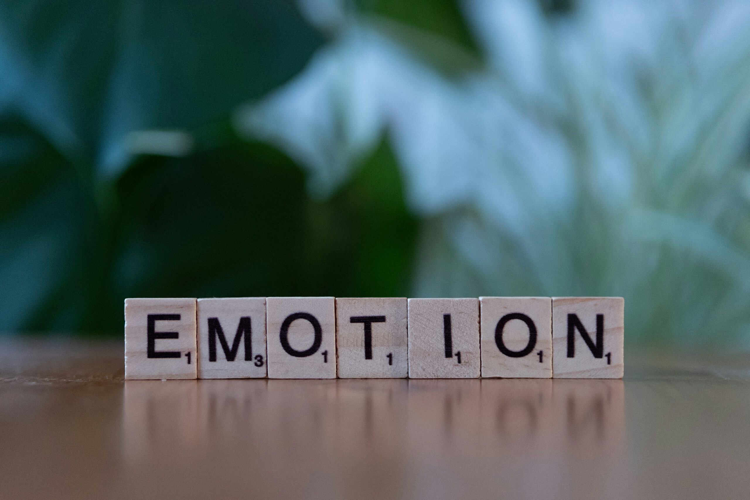 lettre de Scrabble : illustrant : manger ses émotions